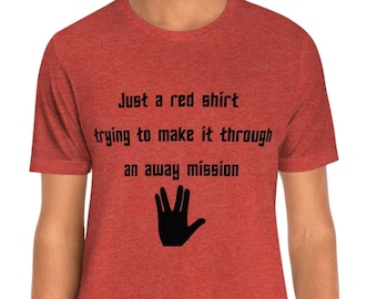 Solo una camisa roja que intenta superar una camiseta divertida de misión fuera de casa: regalo para trekkies y fanáticos de la ciencia ficción