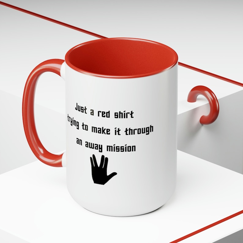Solo una camisa roja tratando de pasar una misión de distancia divertida taza de 15 oz - regalo para los fanáticos de la ciencia ficción trekkies imagen 5