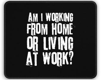 ¿Estoy trabajando desde casa o viviendo en el trabajo Mouse Pad Office Decor, suministros regalo WFH, regalo compañero de trabajo, vida de oficina divertida