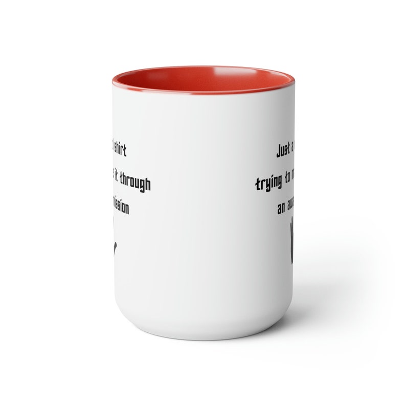 Solo una camisa roja tratando de pasar una misión de distancia divertida taza de 15 oz - regalo para los fanáticos de la ciencia ficción trekkies imagen 3