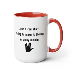Solo una camisa roja tratando de pasar una misión de distancia divertida taza de 15 oz - regalo para los fanáticos de la ciencia ficción trekkies imagen 4