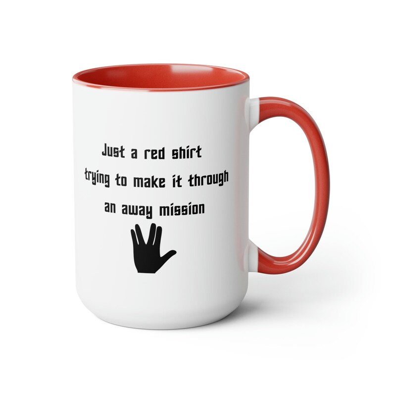 Solo una camisa roja tratando de pasar una misión de distancia divertida taza de 15 oz - regalo para los fanáticos de la ciencia ficción trekkies imagen 4