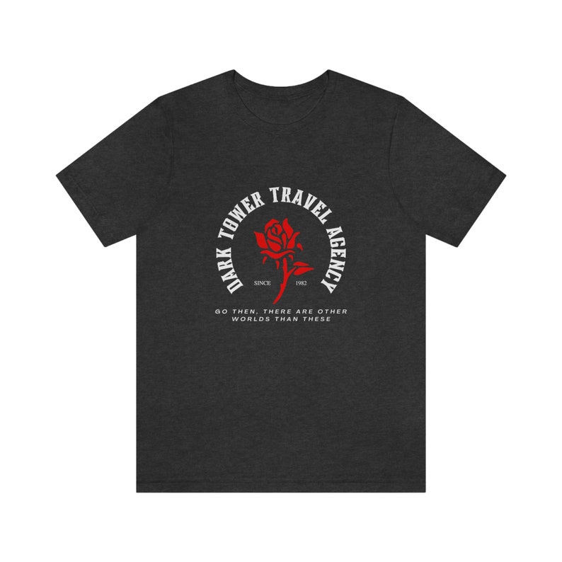 Dark Tower Travel Agency Camiseta de manga corta de jersey unisex Fans de Stephen King, amantes de los libros, lectura, regalos para lectores, serie Dark Tower Dark Grey Heather