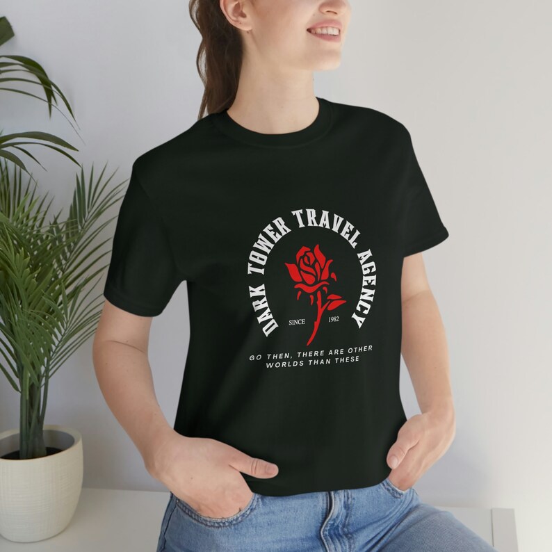 Dark Tower Travel Agency Camiseta de manga corta de jersey unisex Fans de Stephen King, amantes de los libros, lectura, regalos para lectores, serie Dark Tower imagen 3