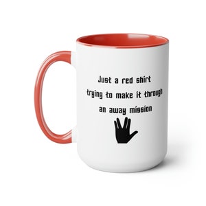 Solo una camisa roja tratando de pasar una misión de distancia divertida taza de 15 oz - regalo para los fanáticos de la ciencia ficción trekkies imagen 2