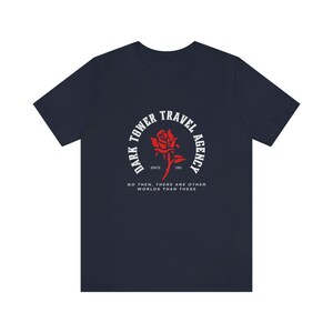 Dark Tower Travel Agency Camiseta de manga corta de jersey unisex Fans de Stephen King, amantes de los libros, lectura, regalos para lectores, serie Dark Tower Navy