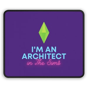 Puede incluir: Alfombrilla de ratón rectangular morada con borde negro. La alfombrilla presenta una forma de diamante verde y el texto "I'M AN ARCHITECT in The Sims" en azul y rosa. El diseño está centrado en la alfombrilla.