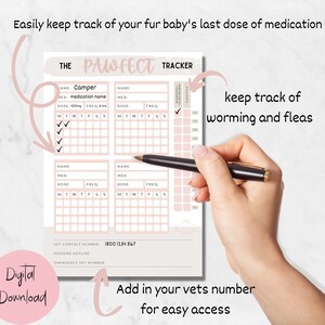 Puede incluir: Un rastreador de medicamentos para mascotas imprimible con un esquema de color rosa y blanco. El rastreador tiene secciones para el nombre del medicamento, la dosis, la frecuencia y los d&iacute;as de la semana. Tambi&eacute;n incluye una secci&oacute;n para la informaci&oacute;n de contacto del veterinario. El texto "THE PAW-FECT TRACKER" est&aacute; en la parte superior de la p&aacute;gina.