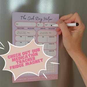 Puede incluir: Un im&aacute;n de nevera rosa y blanco para el seguimiento de la medicaci&oacute;n con el texto "The Sick Day Helper" y una tabla para registrar las horas de administraci&oacute;n de la medicaci&oacute;n, las dosis y las temperaturas. El texto "CHECK OUT OUR MEDICATION TRACKER FRIDGE MAGNET" est&aacute; en un bocadillo.