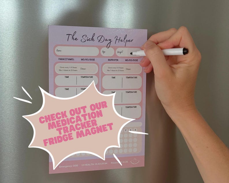 Puede incluir: Un im&aacute;n de nevera rosa y blanco para el seguimiento de la medicaci&oacute;n con el texto "The Sick Day Helper" y una tabla para registrar las horas de administraci&oacute;n de la medicaci&oacute;n, las dosis y las temperaturas. El texto "CHECK OUT OUR MEDICATION TRACKER FRIDGE MAGNET" est&aacute; en un bocadillo.