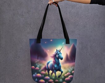 Puede incluir: Una bolsa de tela negra con una ilustración colorida de un unicornio azul corriendo por un campo de flores bajo un cielo estrellado.