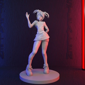 Può includere: Una statuetta bianca di un personaggio femminile di anime con codini, che indossa una gonna corta e una salopette. La statuetta è in piedi su una base rotonda.