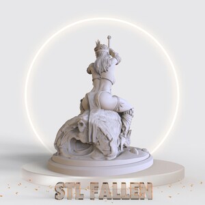 Puede incluir: Una figura blanca impresa en 3D de una guerrera sentada en una roca, sosteniendo una espada. La figura est&aacute; en una plataforma blanca con el texto "STL FALLEN" en letras doradas.