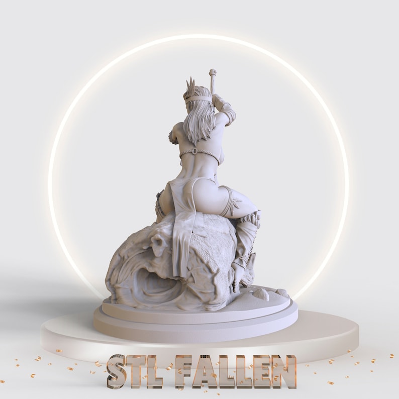 Puede incluir: Una figura blanca impresa en 3D de una guerrera sentada en una roca, sosteniendo una espada. La figura est&aacute; en una plataforma blanca con el texto "STL FALLEN" en letras doradas.