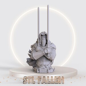Puede incluir: Un busto gris de Darth Revan impreso en 3D de Star Wars: Knights of the Old Republic. El busto presenta a Revan con una túnica con capucha y dos sables de luz cruzados frente a él. El busto está sobre una plataforma blanca con las palabras "STL Fallen" impresas debajo.
