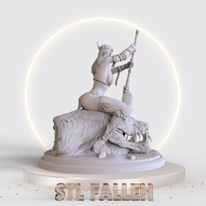 Puede incluir: Una figura blanca impresa en 3D de una guerrera montando una bestia m&iacute;tica. La mujer sostiene una lanza y lleva un taparrabos y un tocado. La base de la figura es una plataforma circular con el texto "STL FALLEN" impreso en ella.