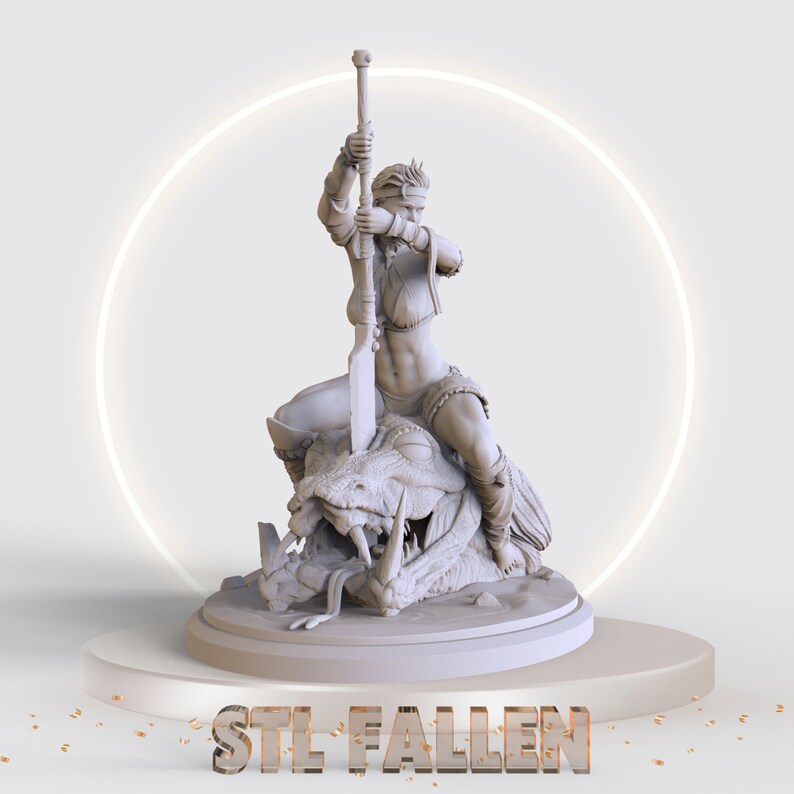 Puede incluir: Una figura blanca impresa en 3D de una mujer sosteniendo un arco y una flecha, de pie sobre una criatura derrotada. La base de la figura es una plataforma circular con el texto "STL FALLEN" impreso en ella.
