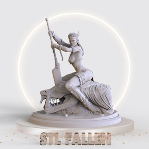 Puede incluir: Una figura blanca impresa en 3D de una guerrera montando una bestia m&iacute;tica. Ella sostiene un arma y lleva un tocado. La figura est&aacute; sobre una plataforma blanca con el texto "STL FALLEN" en letras doradas.