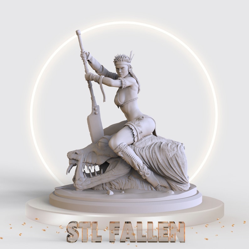 Puede incluir: Una figura blanca impresa en 3D de una guerrera montando una bestia m&iacute;tica. Ella sostiene un arma y lleva un tocado. La figura est&aacute; sobre una plataforma blanca con el texto "STL FALLEN" en letras doradas.