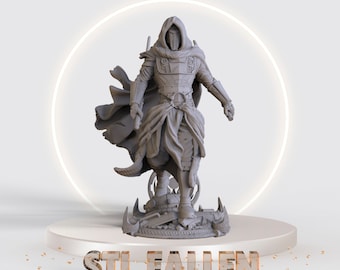 Puede incluir: Una figura impresa en 3D de color gris de una figura encapuchada con una capa y una espada. La figura está de pie sobre una base con un diseño roto. El texto "STL FALLEN" está impreso debajo de la base.