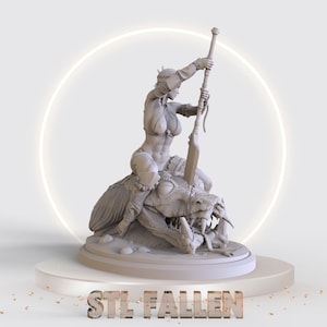 Puede incluir: Una figura impresa en 3D de una guerrera de pie sobre una bestia derrotada. La mujer sostiene una espada y lleva un taparrabos. La bestia es un drag&oacute;n con la cabeza hacia abajo y la boca abierta. La figura est&aacute; pintada en color gris claro.