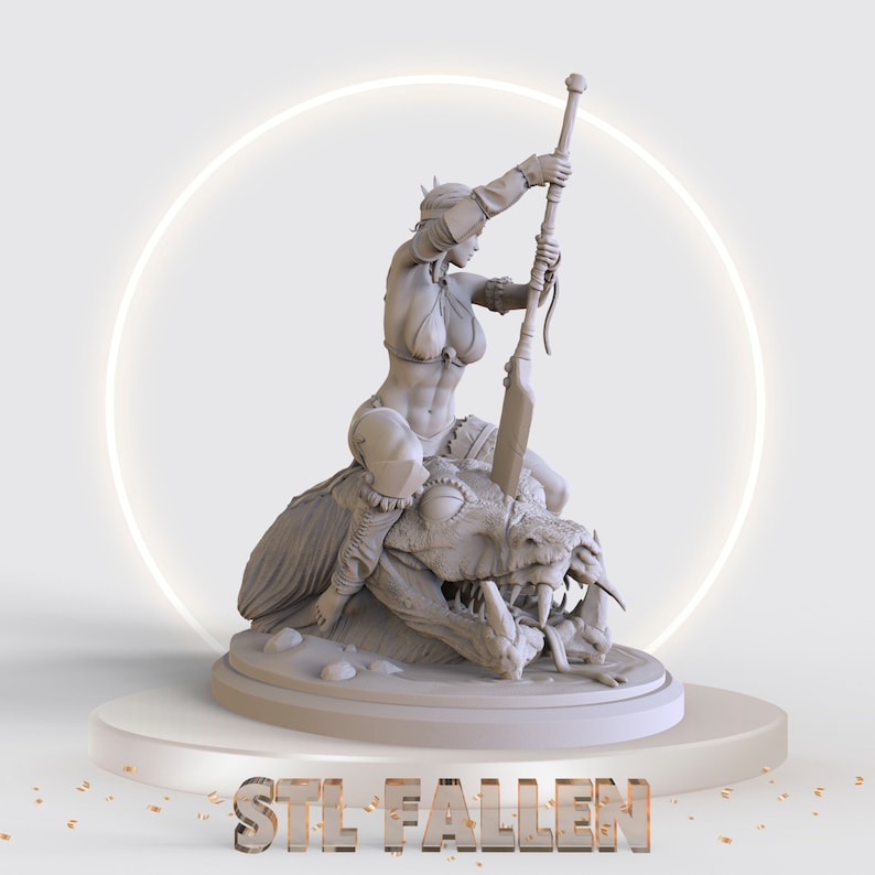 Puede incluir: Una figura impresa en 3D de una guerrera de pie sobre una bestia derrotada. La mujer sostiene una espada y lleva un taparrabos. La bestia es un drag&oacute;n con la cabeza hacia abajo y la boca abierta. La figura est&aacute; pintada en color gris claro.