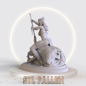 Puede incluir: Una figura blanca impresa en 3D de una guerrera montando una bestia m&iacute;tica. La mujer sostiene una lanza y lleva un tocado. La base de la figura es una plataforma circular con el texto "STL FALLEN" impreso en ella.
