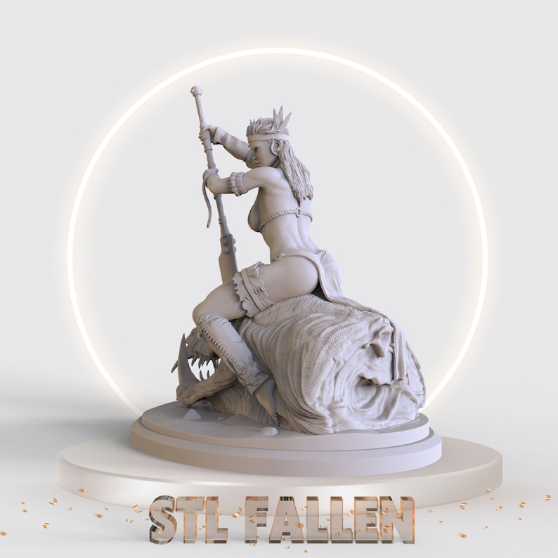 Puede incluir: Una figura blanca impresa en 3D de una guerrera montando una bestia m&iacute;tica. La mujer sostiene una lanza y lleva un tocado. La base de la figura es una plataforma circular con el texto "STL FALLEN" impreso en ella.