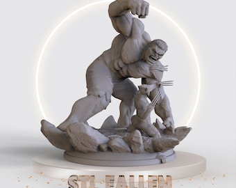 Może przedstawiać: Szary model drukowany w 3D przedstawiający Hulka i Wolverine'a w walce. Hulk stoi nad Wolverine'em, który leży na ziemi. Model stoi na szarej podstawie z nadrukiem "STL FALLEN".