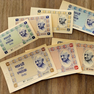 Puede incluir: Una colección de ocho billetes de banco indios vintage con Mahatma Gandhi. Los billetes son de diferentes denominaciones, incluyendo 1, 2, 5, 10, 20, 50 y 100 rupias. Los billetes están en buen estado y tienen un aspecto descolorido y vintage.