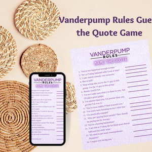 Könnte beinhalten: Ein Spiel mit dem Titel "Vanderpump Rules Guess the Quote Game" wird auf einem bedruckten Blatt und einem Smartphone angezeigt. Gewebte Wanddekorationen sind um das Spiel herum angeordnet.