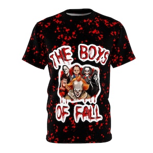Puede incluir: Camiseta negra con un patrón de salpicaduras rojas. La parte delantera presenta un gráfico de personajes de películas de terror con el texto "THE BOYS OF FALL" en blanco y rojo.