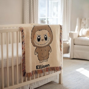 Personalisierte Labubu Webdecke: Beige Baumwollüberwurf, Kinderzimmer Dekor