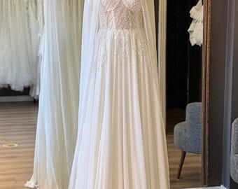 Elegante kanten trouwjurk – Bescheiden bruidsjurk met cape | Romantische chiffon trouwjurk