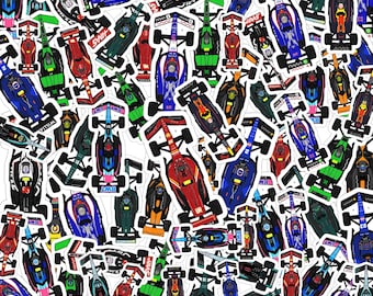 以下が含まれることがあります： カラフルなフォーミュラ1レーシングカーのステッカーのコレクション。ステッカーには、ウィリアムズ、ハース、BMWなど、さまざまな車のデザインとチームロゴが描かれています。