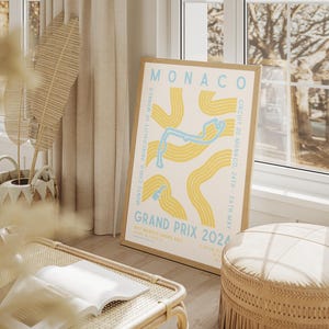 Może przedstawiać: Plakat z ż&oacute;łto-niebieską ilustracją toru wyścigowego Grand Prix Monako. Na plakacie widnieje tekst "MONACO" i "GRAND PRIX 2024".