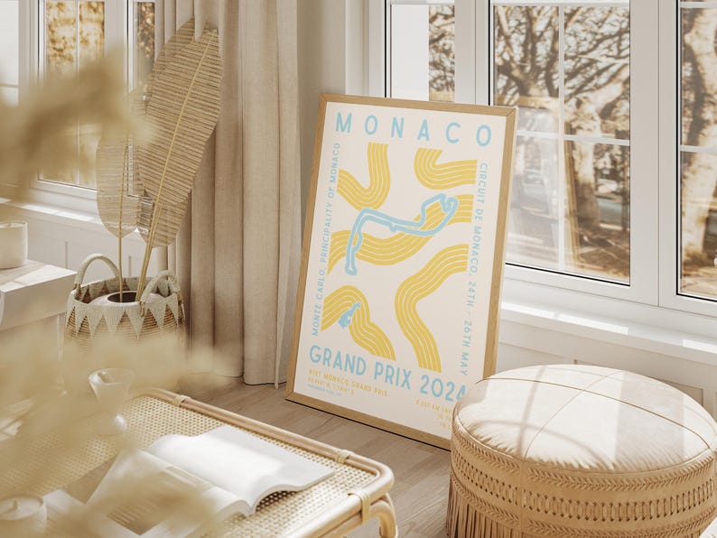 Może przedstawiać: Plakat z ż&oacute;łto-niebieską ilustracją toru wyścigowego Grand Prix Monako. Na plakacie widnieje tekst "MONACO" i "GRAND PRIX 2024".
