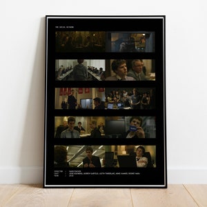 Peut inclure: Une affiche en noir et blanc avec un collage de scènes du film "The Social Network". L'affiche présente plusieurs scènes du personnage principal, Mark Zuckerberg, et d'autres personnages du film. Le texte "The Social Network" est en haut de l'affiche.