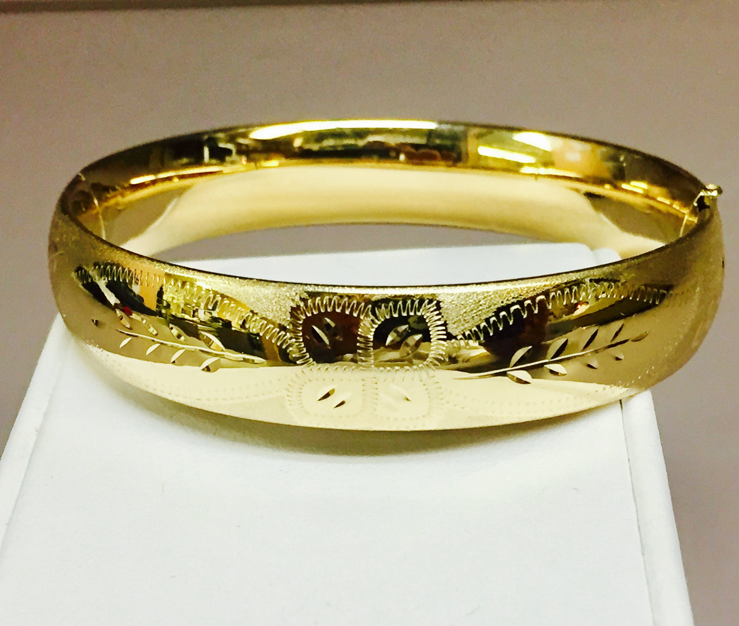 Latest Bracelet Designs for Ladies in Gold