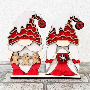 Gnomi di pan di zenzero e cioccolata calda in piedi tagliati al laser SVG/ Decorazione di gnomi di Natale/ Artigianato in legno di gnomi per bambini/ File per Glowforge/ Per laser