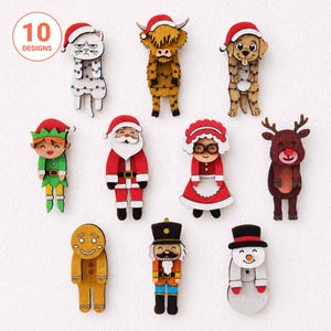 Peut inclure: Dix ornements de Noël en bois représentant un chat, une vache highland, un chien, un elfe, le Père Noël, la Mère Noël, un renne, un bonhomme en pain d'épice, un casse-noisette et un bonhomme de neige, tous portant un bonnet de Noël.