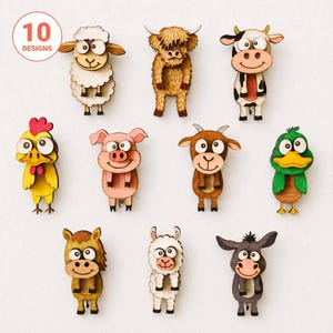 Op de afbeelding: Een verzameling van tien houten dierenornamenten, waaronder een schaap, hooglandrund, koe, kip, varken, geit, eend, paard, lama en ezel. Elke figuur heeft grote witte ogen, een glimlach en opvallende kleuren zoals geel, roze, bruin en zwart.