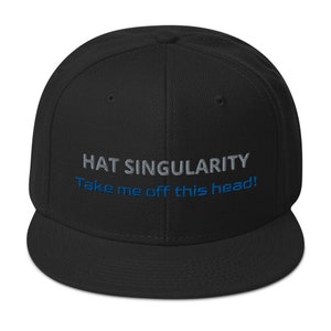 Peut inclure: Casquette de baseball noire avec le texte "HAT SINGULARITY Take me off this head!" brodé en blanc et bleu.