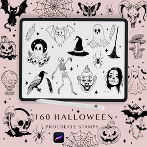 Könnte beinhalten: Ein digitales Kunstset mit 160 Halloween Procreate-Stempeln. Die Illustrationen umfassen Geister, Spinnen, Fledermäuse, Totenköpfe und einen Hexenhut. Ein Stift liegt unter dem Tablet auf einem rosa Hintergrund.