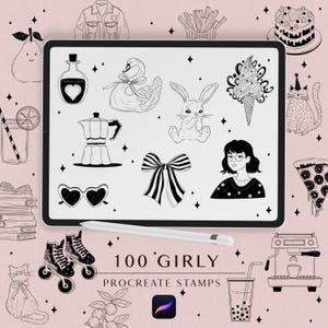 Può includere: Illustrazione di arte digitale con un tablet che mostra vari disegni in bianco e nero, tra cui un cigno, un coniglio, un gelato e un fiocco. Il tablet è accompagnato da una penna e dal testo "100 Girly Procreate Stamps". Lo sfondo è rosa tenue.