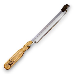May include: A bread knife with a serrated stainless steel blade and a wooden handle. The handle has the text "Think4Earth" printed on it. The knife has a dark brown cap on the end of the blade.