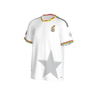 Puede incluir: Camiseta de f&uacute;tbol blanca con ribetes amarillos, verdes y rojos alrededor del cuello y las mangas. La camiseta tiene una gran estrella gris en la parte delantera y un peque&ntilde;o logotipo de bal&oacute;n de f&uacute;tbol en el pecho.