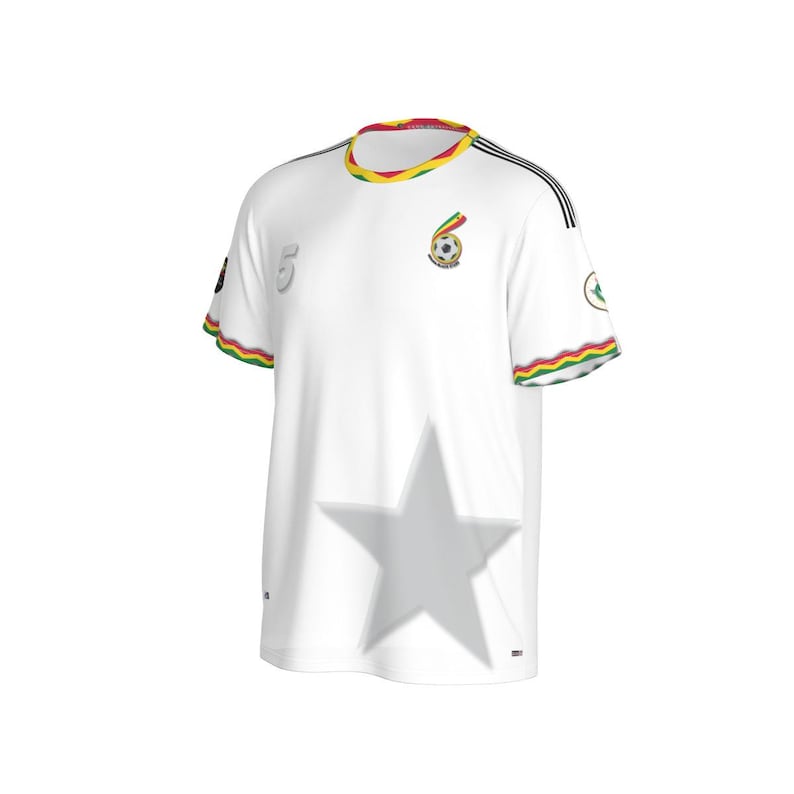 Puede incluir: Camiseta de f&uacute;tbol blanca con ribetes amarillos, verdes y rojos alrededor del cuello y las mangas. La camiseta tiene una gran estrella gris en la parte delantera y un peque&ntilde;o logotipo de bal&oacute;n de f&uacute;tbol en el pecho.