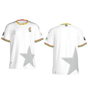 Puede incluir: Camiseta de f&uacute;tbol blanca con un dise&ntilde;o de estrella negra, ribetes rojos, amarillos y verdes en las mangas y un logotipo de equipo en el pecho. El n&uacute;mero 5 est&aacute; impreso en la parte delantera de la camiseta.