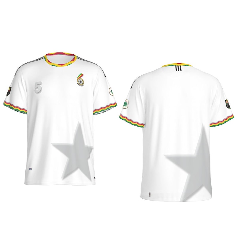 Puede incluir: Camiseta de f&uacute;tbol blanca con un dise&ntilde;o de estrella negra, ribetes rojos, amarillos y verdes en las mangas y un logotipo de equipo en el pecho. El n&uacute;mero 5 est&aacute; impreso en la parte delantera de la camiseta.